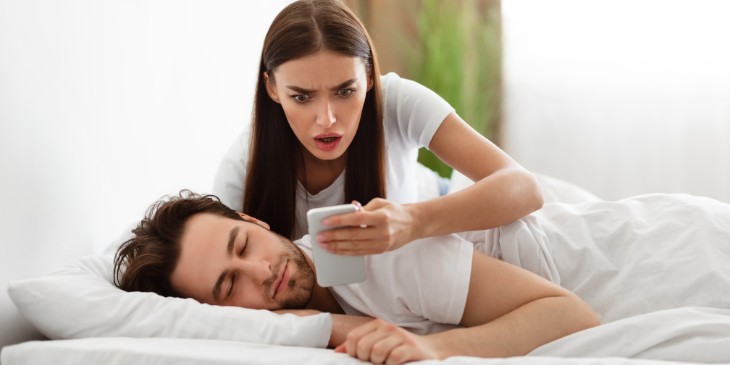 Mulher descobrindo traição através do celular do parceiro